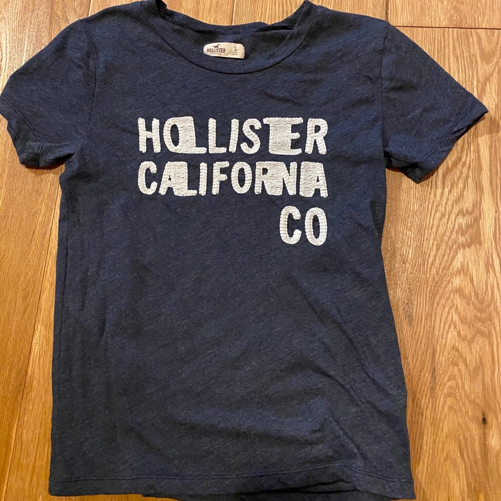 Hollister Navy tshirt